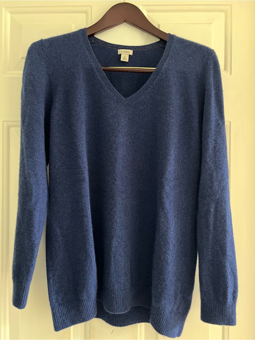 Cashmere L.L. Bean women’s V-Neck Sweater in Navy Blue